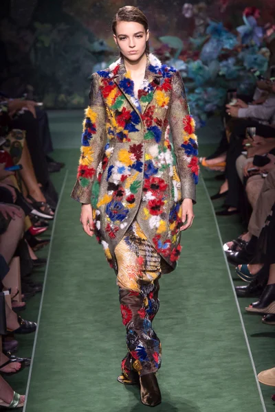 Look 18